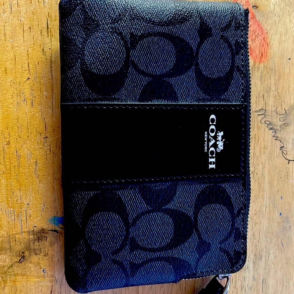 Authentic Coach wristlet size 6x4. Like new with card slots